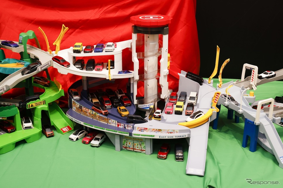 定番ブランドの最新商品:タカラトミー「グランドモールトミカビル(トミカ55周年記念特別仕様)」《写真提供 タカラトミー》