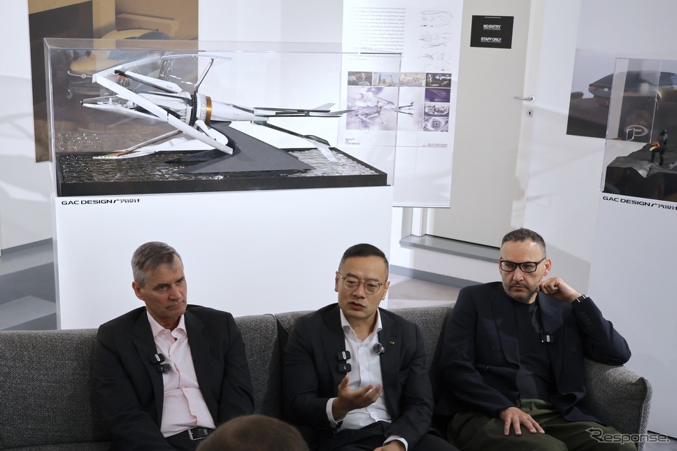 GACのデザイン・アウォード作品展示室。中央はデザイン担当副社長のファン・ツァン、右はミラノ・センター長のステファン・ジャナン《photo by Akio Lorenzo OYA》