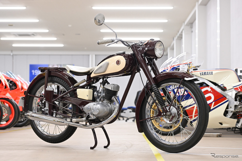 ヤマハ初の市販車となった『YA-1』(1955)。そのスリムさと車体色から「赤とんぼ」の愛称で親しまれた《写真撮影 廣井誠》
