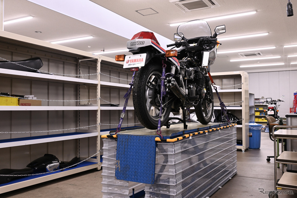 ヤマハ発動機 豊岡技術センターでレストアされる車両《写真撮影 廣井誠》
