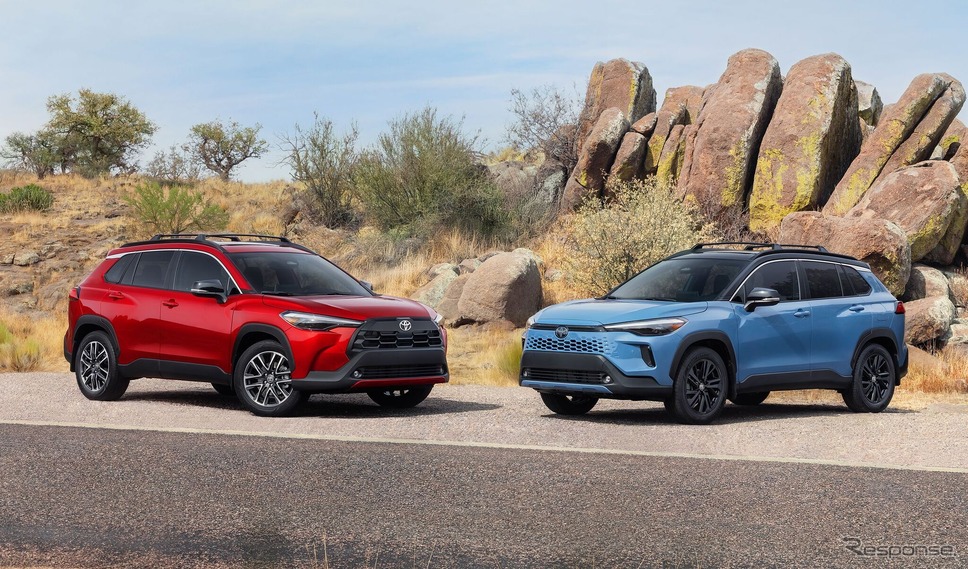 トヨタ・カローラクロス(ガソリン、左)とハイブリッド改良新型(米国仕様)《photo by Toyota》