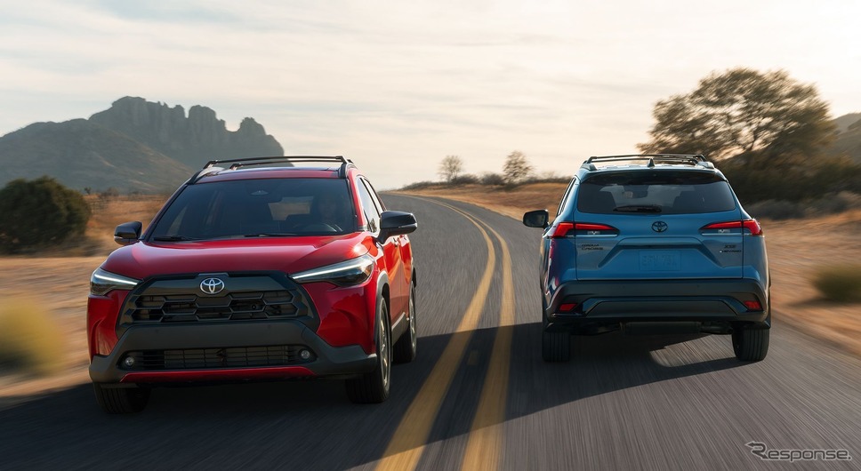 トヨタ・カローラクロス(ガソリン、左)とハイブリッド改良新型(米国仕様)《photo by Toyota》