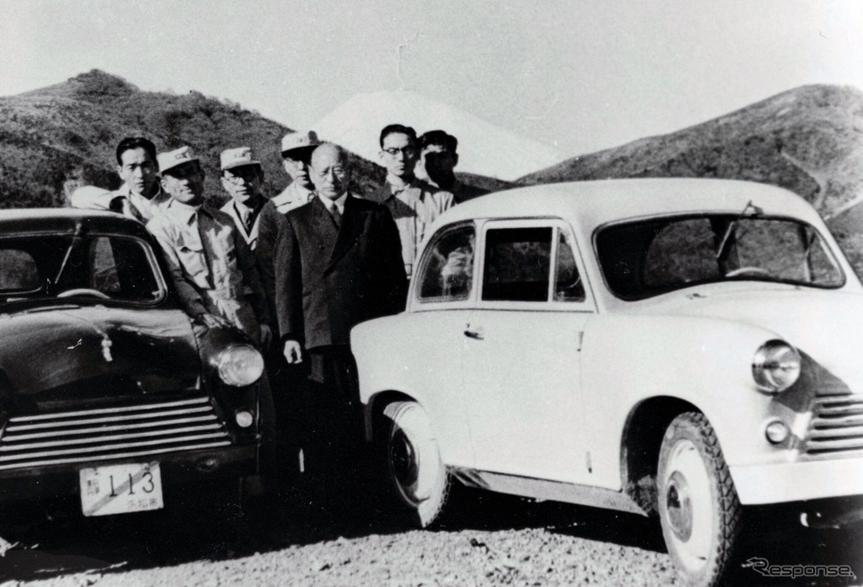 鈴木道雄氏とスズキ最初の自動車「スズライト」の開発チーム(1954年)《photo by Suzuki》