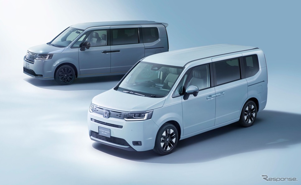 ホンダ ステップワゴン e:HEV SPADA PREMIUM LINE BLACK EDITION(左)とAIR EX(右)《写真提供 ホンダ》