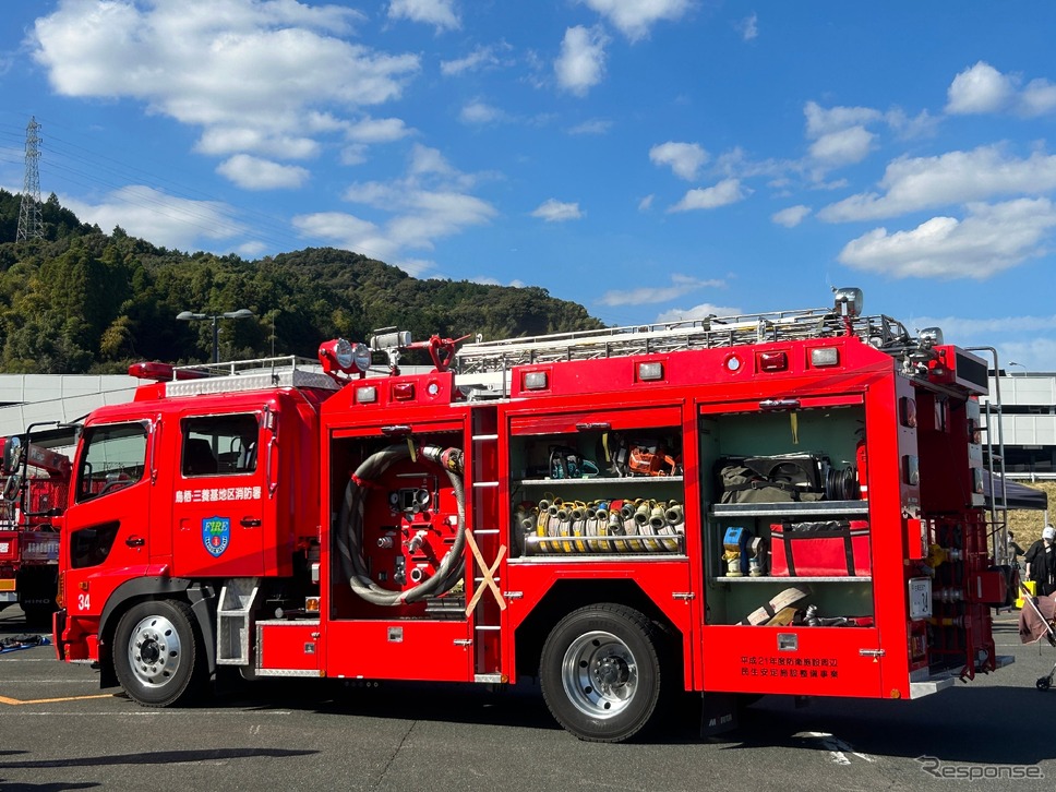 鳥栖消防署の水槽付消防ポンプ車《写真提供 三菱地所・サイモン》