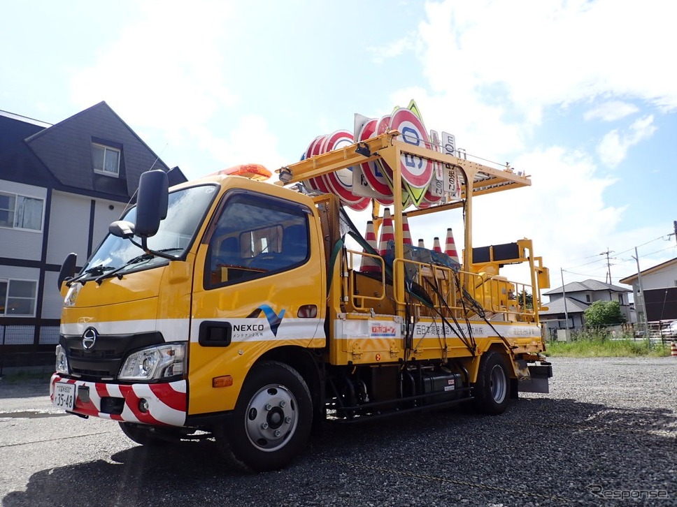 西日本高速道路メンテナンス九州の交通規制作業車《写真提供 三菱地所・サイモン》