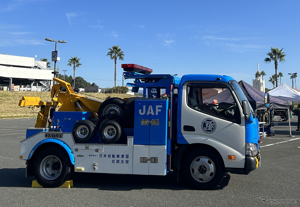日本自動車連盟(JAF)佐賀支部のレッカー車《写真提供 三菱地所・サイモン》