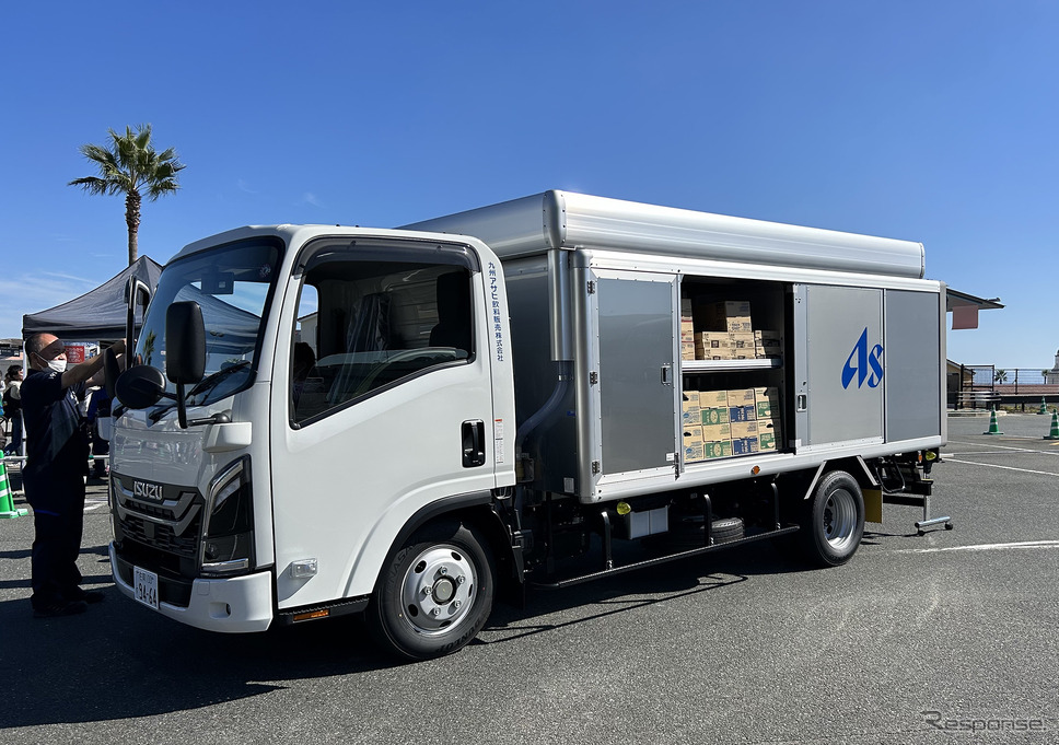 九州アサヒ飲料販売のボトルカー《写真提供 三菱地所・サイモン》