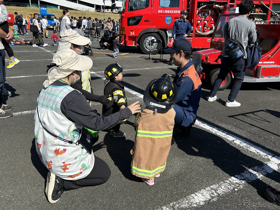 制服着用体験&記念撮影《写真提供 三菱地所・サイモン》