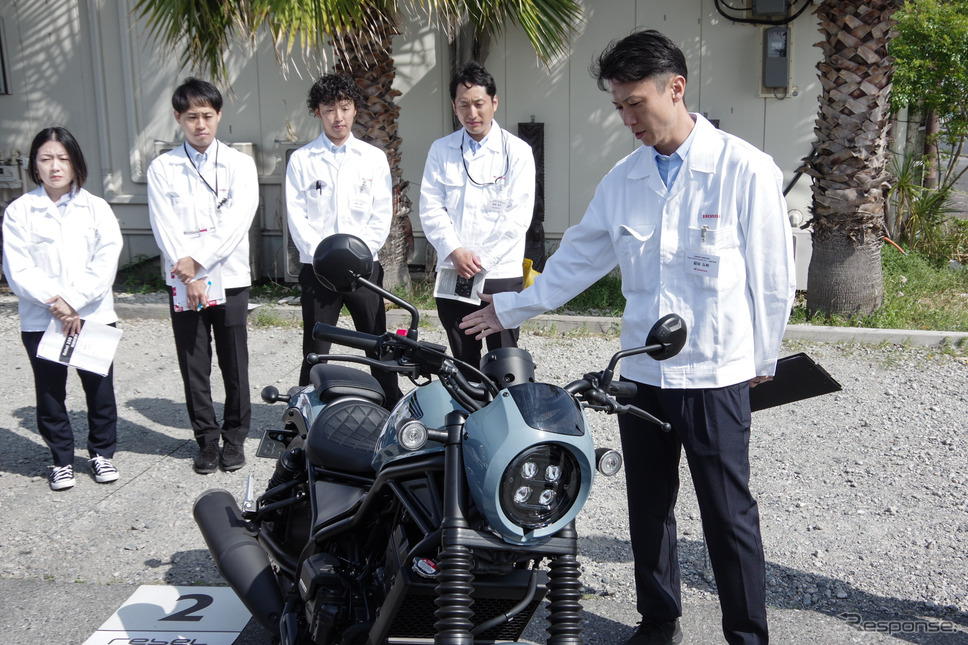 ホンダ レブル250の開発エンジニア、商品開発部 商品開発課の鉦谷弘和氏(右)《写真撮影 宮崎壮人》