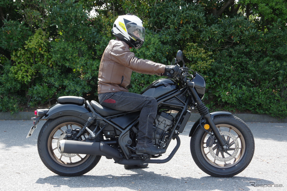 ホンダ レブル250は今回の改良でライディングポジションを変更。シートも高反発タイプに。《写真撮影 宮崎壮人》