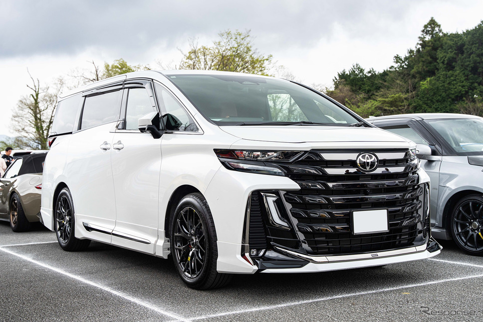 TOYOTA ヴェルファイア × ホムラ 2×7FT…レイズファンミーティング2025《写真撮影 望月勇輝》
