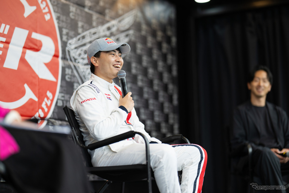 レーシングドライバーの岩佐歩夢選手《写真撮影 土屋勇人》