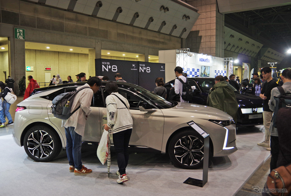 フォーミュラE 東京E-PrixのDSブース(手前はDS 4)《写真撮影 宮崎壮人》