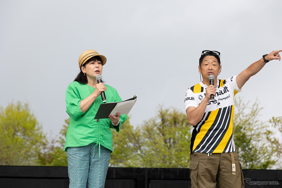 モータージャーナリスト・タレントの竹岡圭氏(左)と、お笑いタレント・安田大サーカスの団長安田氏(右)《写真撮影 宮越孝政》