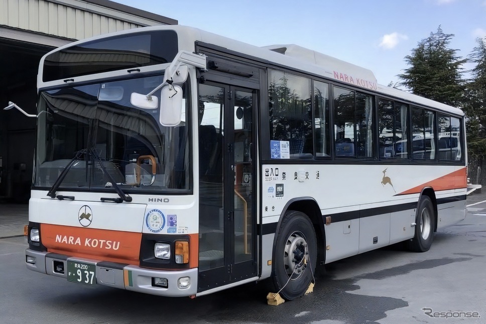 奈良交通、日野ブルーリボンIIトップドア《写真提供 日本旅行》