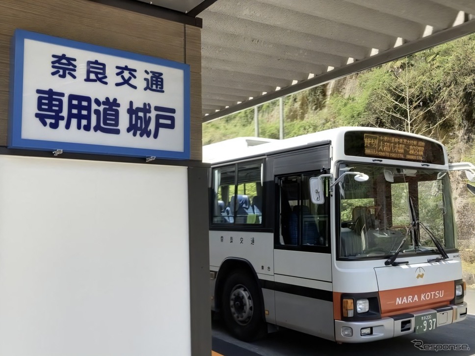 専用道城戸、日野ブルーリボン《写真提供 日本旅行》