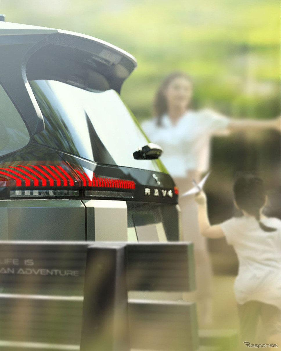 トヨタ『RAV4』新型のティザー写真《写真提供 トヨタ自動車》