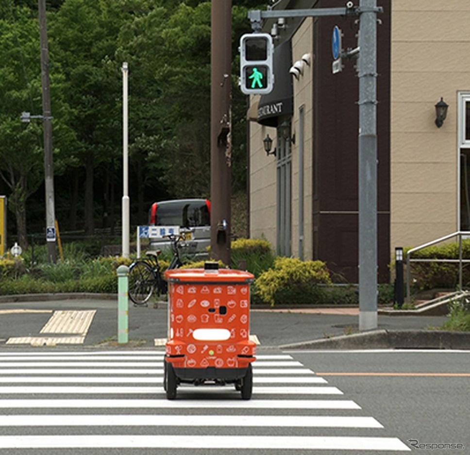 信号機や横断歩道等を自動認識しての走行《写真提供 スズキ》