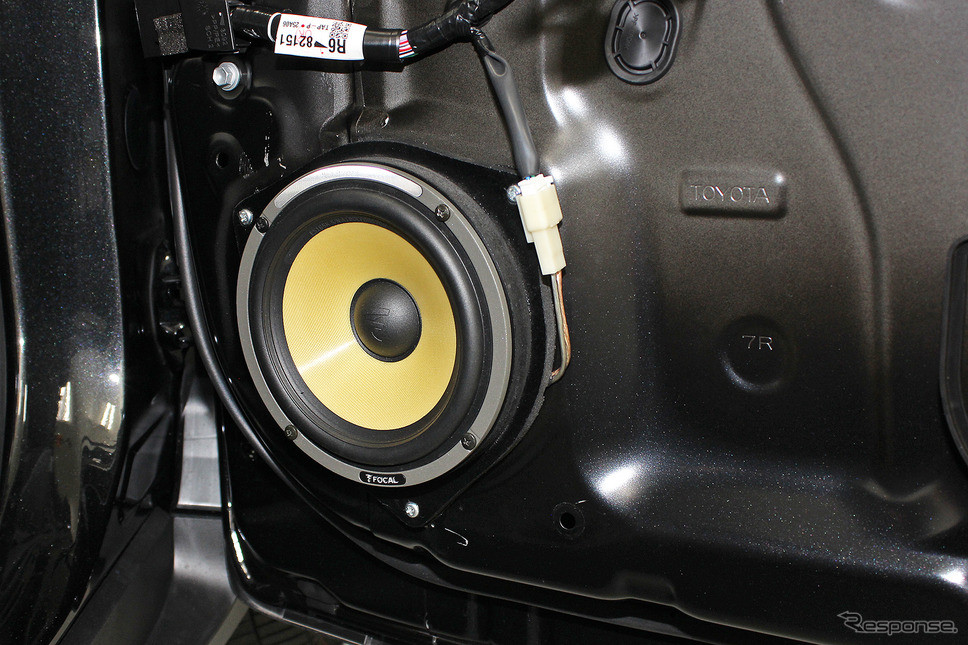 「インナーバッフル」を用いてドアスピーカーが取り付けられた例。Photo by 太田祥三