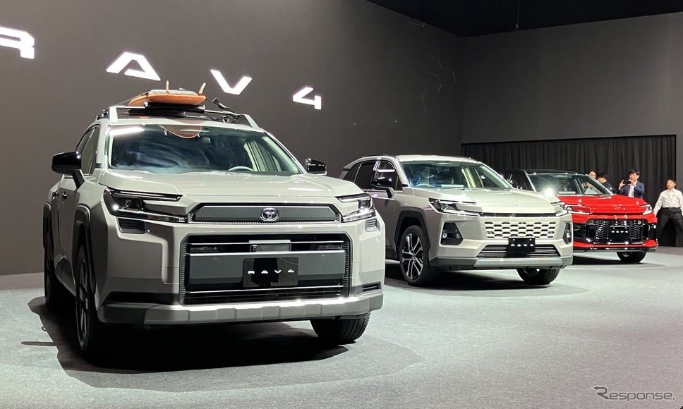 トヨタ RAV4 新型、向かって左からWoodland（Adventureの北米仕様）CORE、GR SPORT《写真撮影 高木啓》