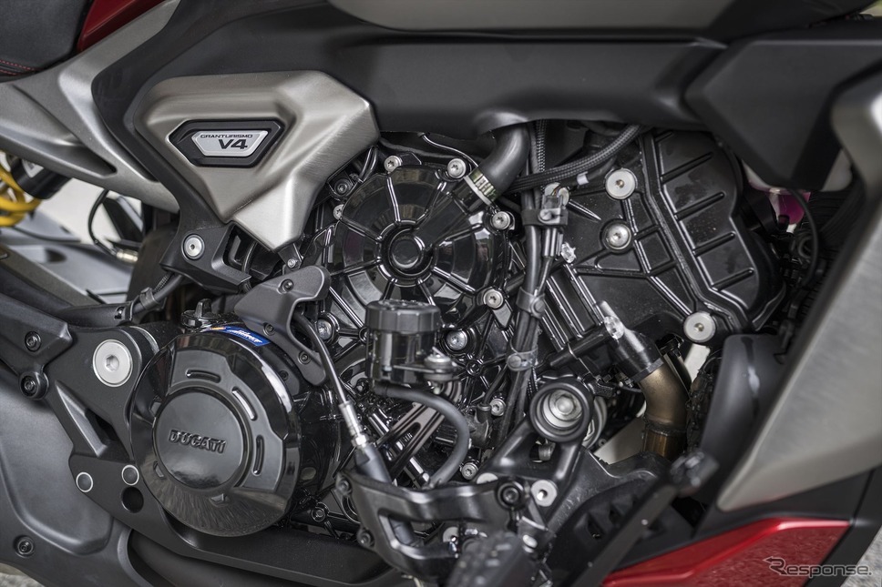1158ccのグランツーリスモエンジンを搭載。中速寄りのセットだが、V4エンジン特有の爆発間隔や逆回転クランクはパニガーレと同様。168hp/10750rpm、12.8kgm/7500rpmを発揮する。《写真提供 ドゥカティ》