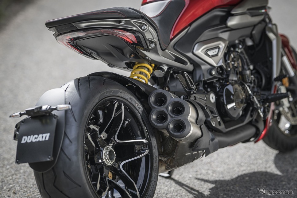 リヤタイヤは8.0×17サイズのホイールに、240/45 ZR17サイズのピレリ製ディアブロ・ロッソ3を履く。この迫力のリヤビューはディアベルならでは。《写真提供 ドゥカティ》