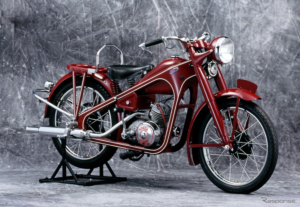 1949年 ドリームD型(本格的な二輪車の第一号モデル)《写真提供 ホンダ》