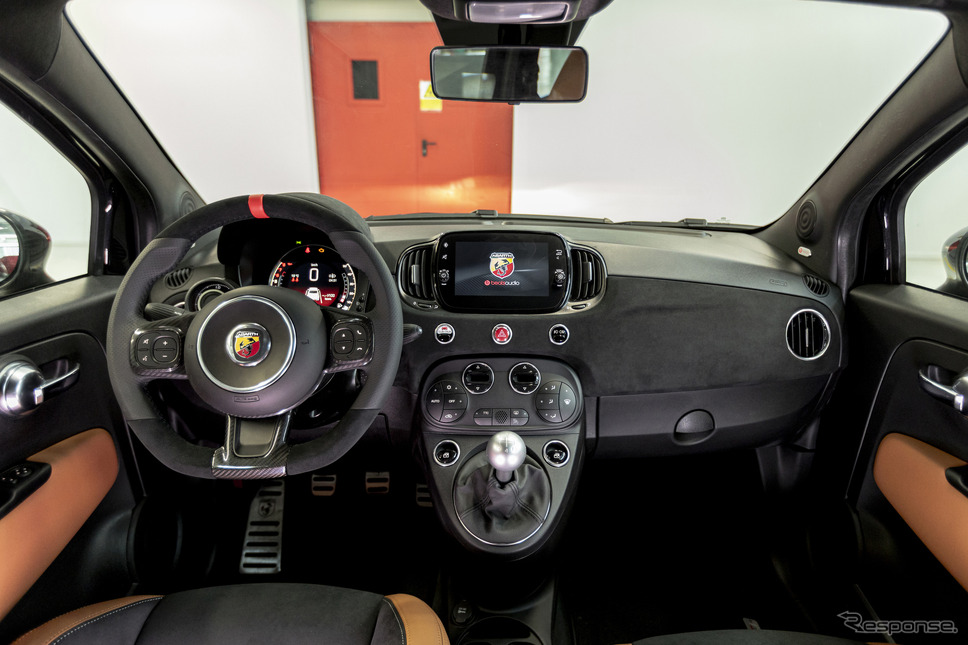 アバルト最後のエンジン車「695クラブイタリア」《photo by Stellantis》