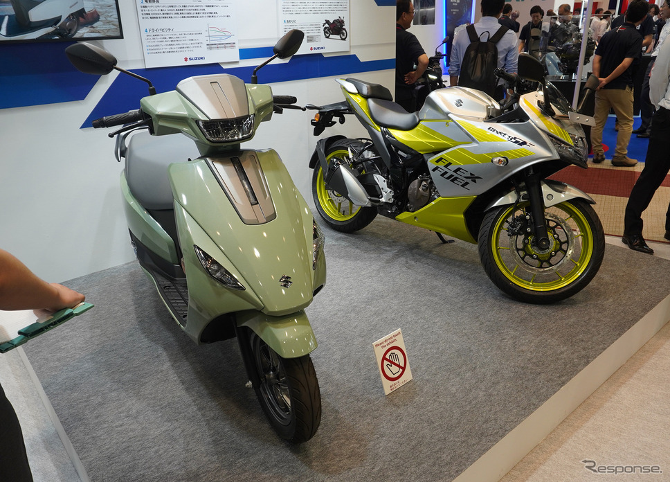 スズキ eアクセスとジクサーSF 250 FFV(人とくるまのテクノロジー展2025)《写真撮影 宮崎壮人》
