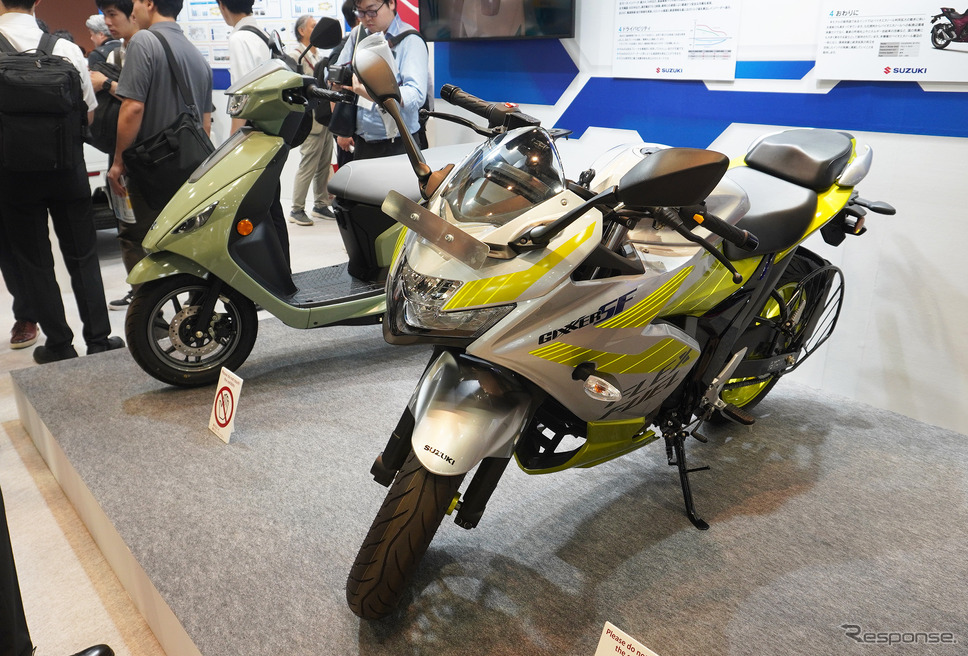 スズキ eアクセスとジクサーSF 250 FFV(人とくるまのテクノロジー展2025)《写真撮影 宮崎壮人》
