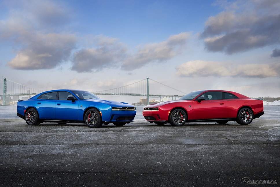 ダッジ チャージャー・デイトナ・セダン(左)とクーペ(右)《photo by Dodge》