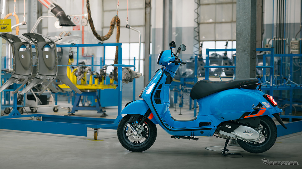 ベスパ GTS SuperSport 300 エクレッティコブルー(新色)《写真提供 ピアッジオグループジャパン》