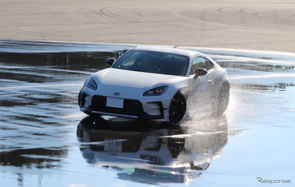 ショートサーキットでの試乗体験《写真提供 富士スピードウェイ》