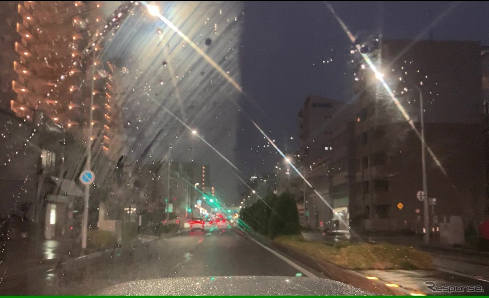(左)油膜がガラスに残ったままの視界、(右)キイロビンで油膜を除去した視界《写真提供 プロスタッフ》