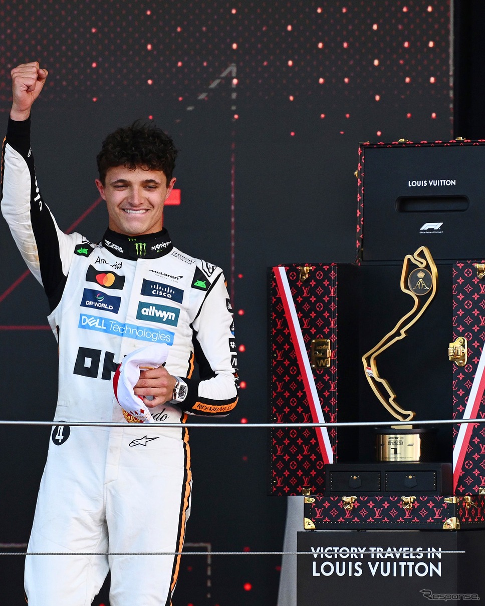 ルイ・ヴィトンの特製トロフィー・トランクに収められたF1GPモナコ2025の優勝トロフィーをマクラーレンのランド・ノリスに授与《写真提供 ルイ・ヴィトン ジャパン》