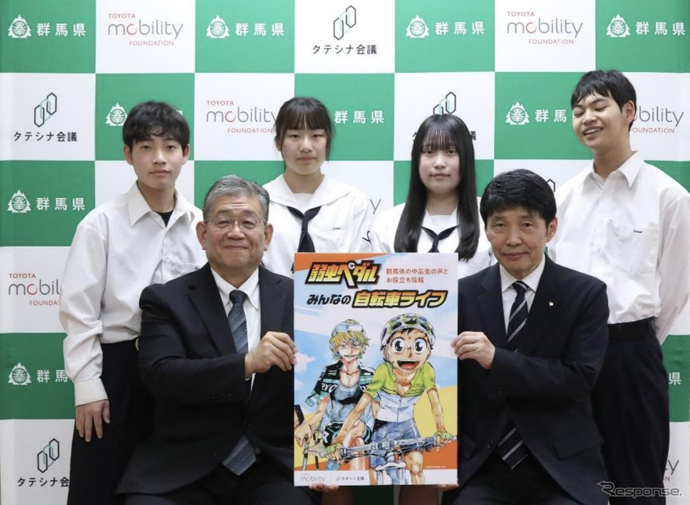 締結式当日の様子(山本一太群馬県知事、松田進TMF理事、伊勢崎清明高校 リベラルアーツ同好会《写真提供 トヨタ・モビリティ基金》