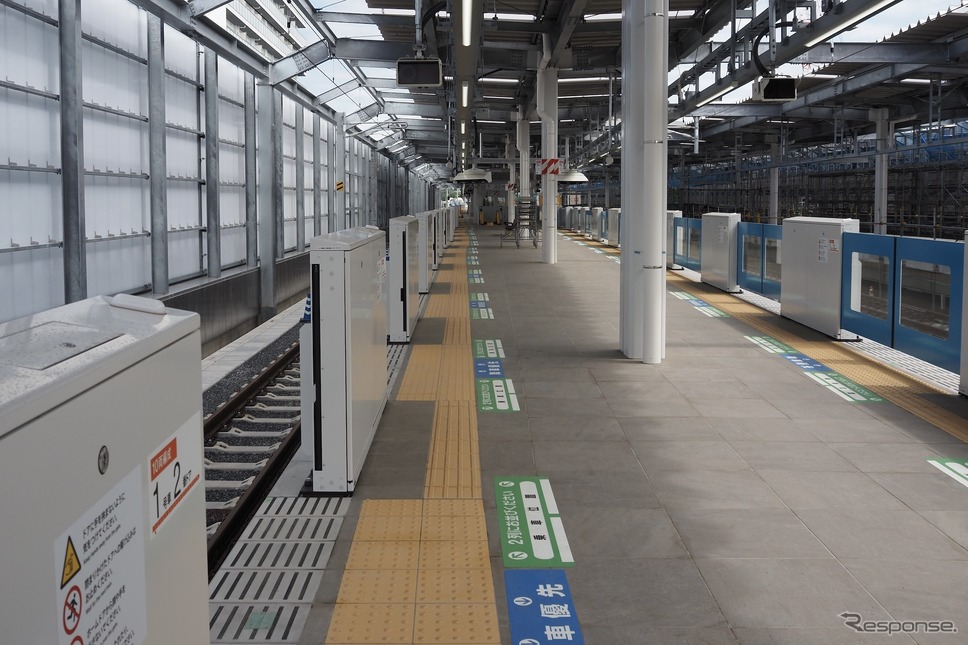 新宿線下り線ホーム(奥が所沢方面)《写真撮影 高木啓》