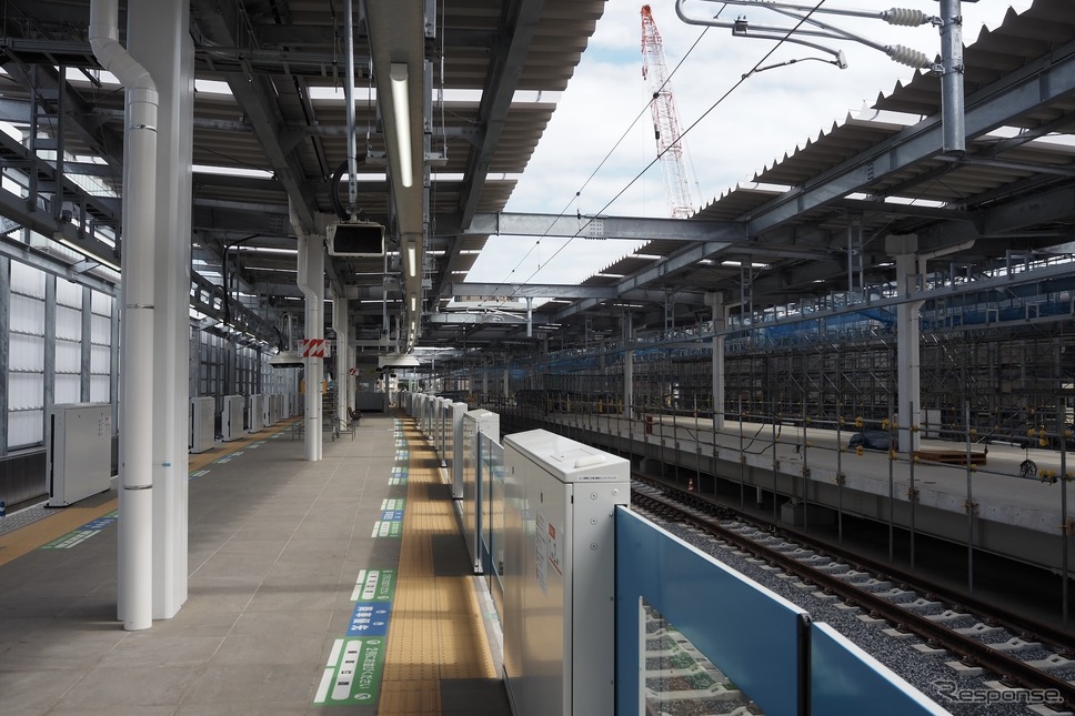 新宿線下り線ホーム(奥が所沢方面)《写真撮影 高木啓》