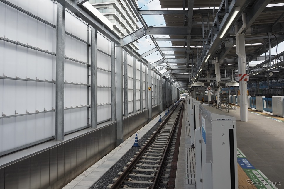 新宿線下り線(奥が所沢方面)《写真撮影 高木啓》