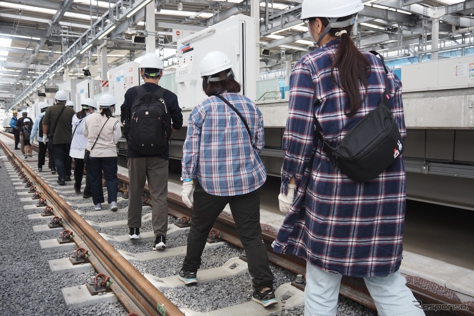 施設見学会レールウォーク。新宿線下り線(画面左奥が所沢方面)《写真撮影 高木啓》
