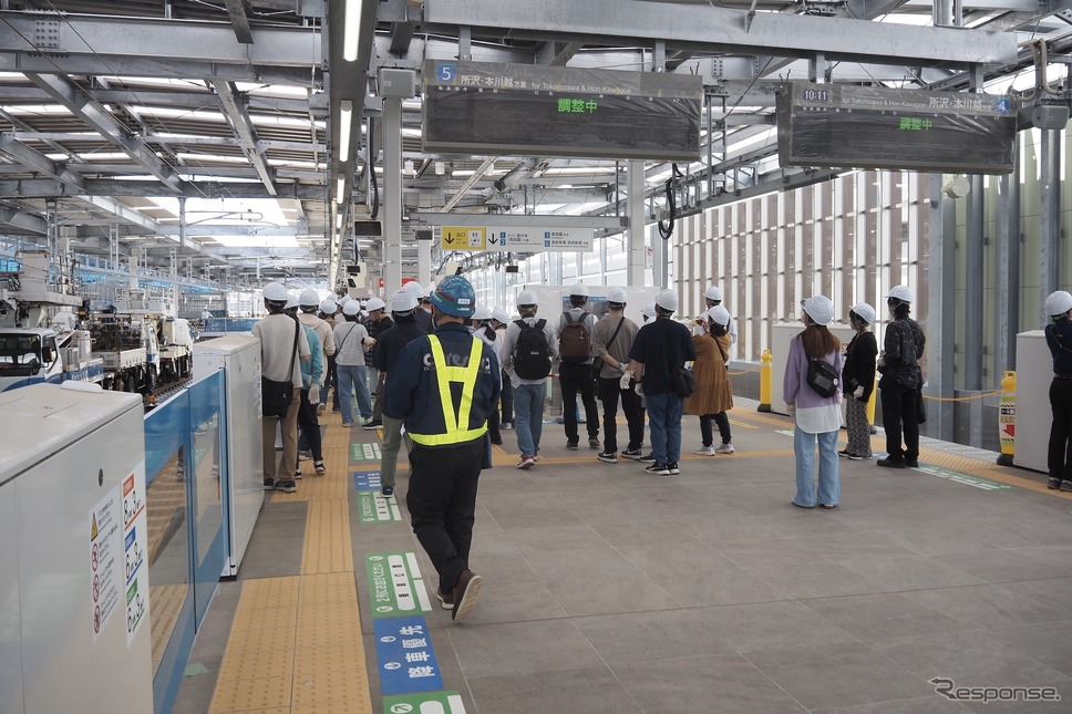 施設見学会レールウォーク。新宿線下り線ホーム(奥が所沢方面)《写真撮影 高木啓》