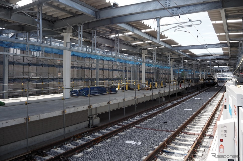 新宿線上り線ホーム(画面右奥が所沢方面)《写真撮影 高木啓》