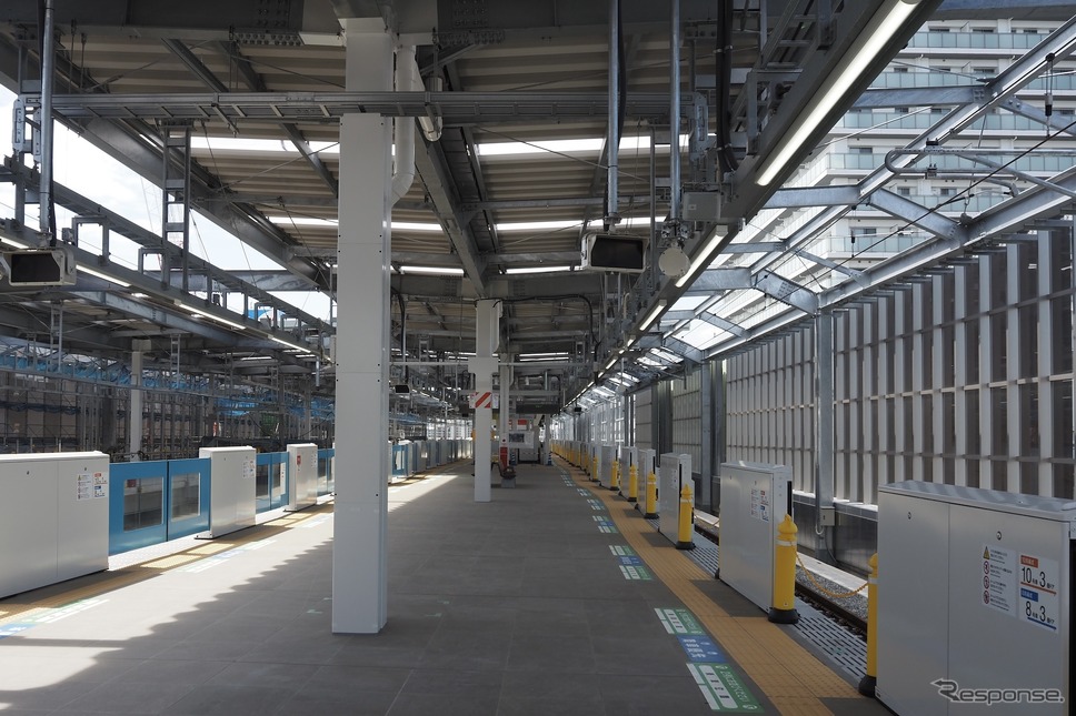 新宿線下り線ホーム(奥が西武新宿方面)《写真撮影 高木啓》