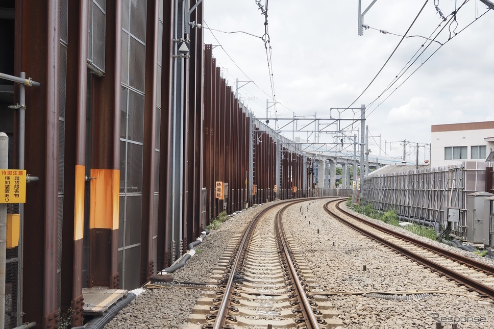 久米川第2号踏切・府中街道から撮影。画面右奥が東村山駅《写真撮影 高木啓》