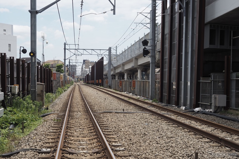 久米川第2号踏切・府中街道から撮影。画面奥が久米川駅、背後が東村山駅《写真撮影 高木啓》