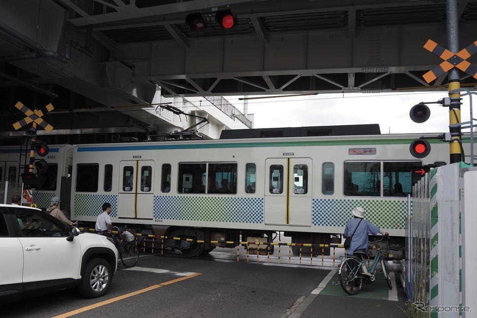久米川第2号踏切・鷹の道。左手の東村山駅から出発する、国分寺線に入線したばかりの8000系電車《写真撮影 高木啓》