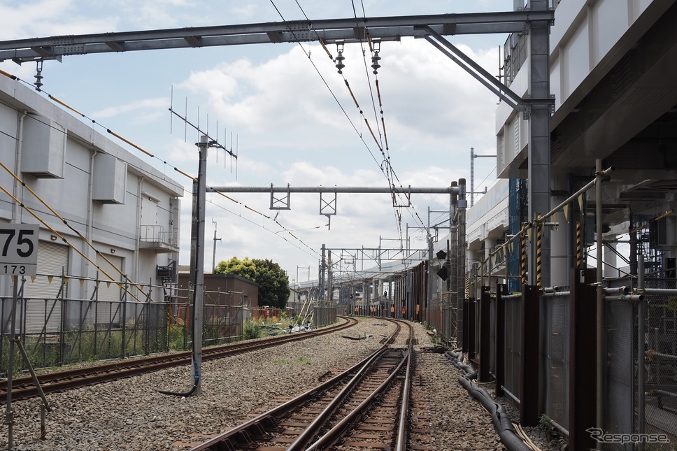 久米川第2号踏切・鷹の道から撮影。写真奥が西武新宿方面、背後が東村山駅《写真撮影 高木啓》