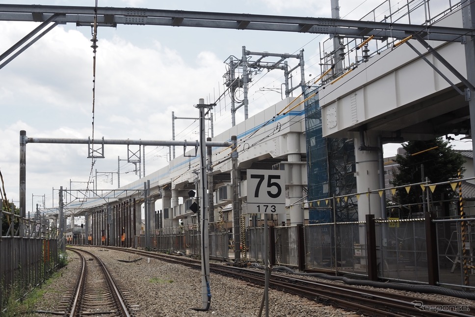 久米川第2号踏切・鷹の道から撮影。写真奥が西武新宿方面、背後が東村山駅《写真撮影 高木啓》