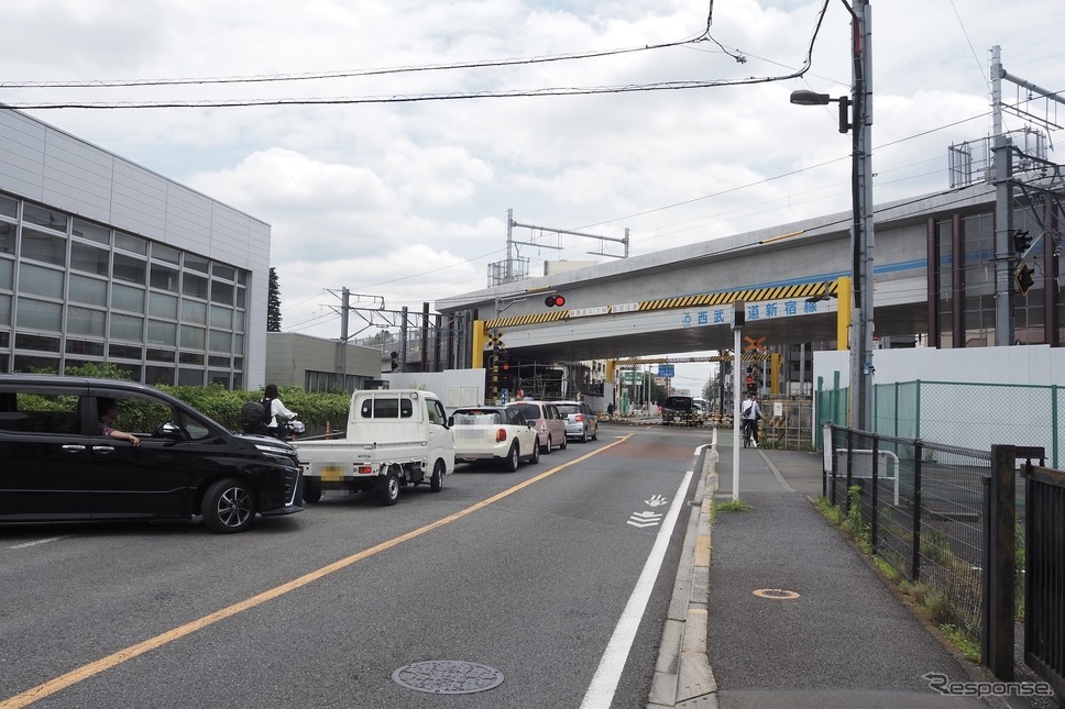 久米川第2号踏切・府中街道。画面右手前が東村山駅《写真撮影 高木啓》